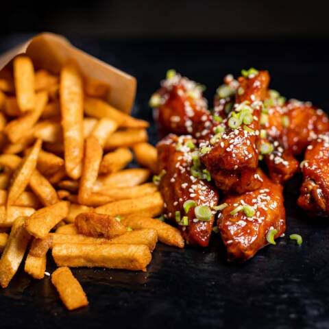 Aripioare de pui/BBQ Corean picant /Teriyaki/BBQ Texan/cu cartofi prajiti/wedges si salata coleslaw 350gr/150g/100g