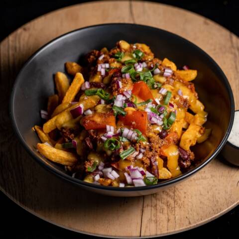 Chilli con Carne pe pat cartofi prajiti, branza cheddar, ardei jalapeno murat, ceapa verde 350/150g/50g
