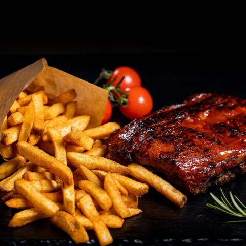 Coaste de porc BBQ cu cartofi prajiti/wedges 400/150g