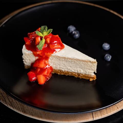 New York cheesecake cu topping de crème fraiche si sos de capsuni 150g