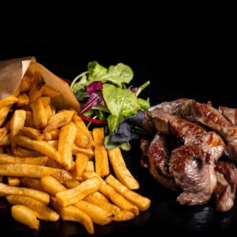 Pastrama de berbecut cu cartofi prajiti/wedges si mujdei din ceapa verde 250/150/50