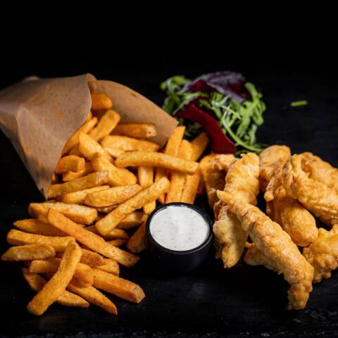 Pui Bhaji cu cartofi prajiti/wedges si sos la alegere/salata coleslaw 200/150g/100g