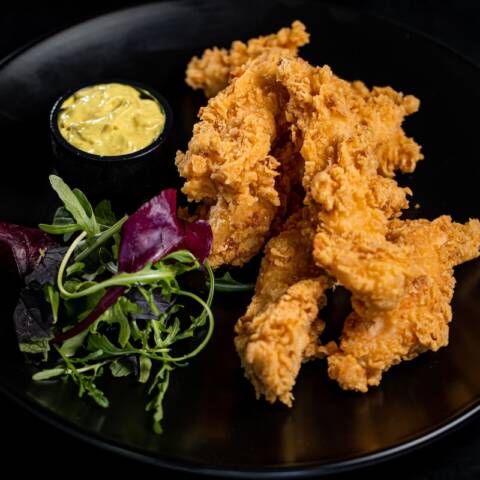 Pui crispy cu cartofi prajiti/wedges si sos la alegere/salata coleslaw 200/150g/100g